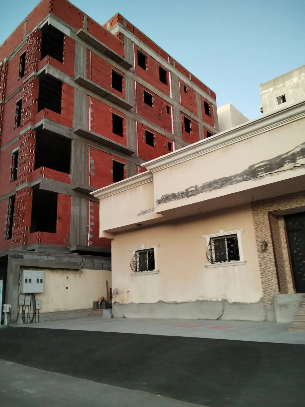 تجديد مبانٍ سكنية